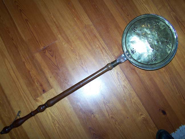 An English Engraved Brass Bed Warming Pan with turned Fruitwood Handle circa 1780. — image 2